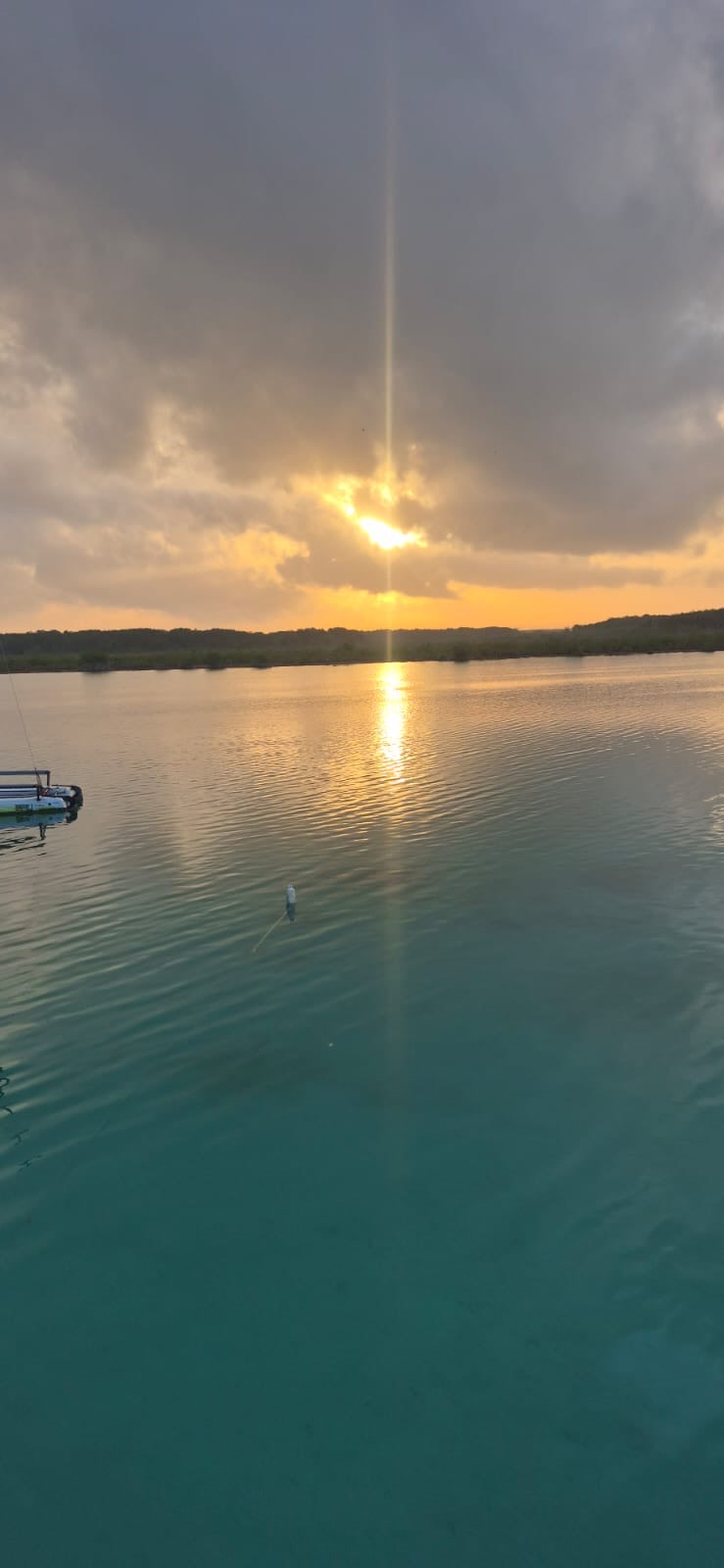 Atardecer sobre el agua en Panto-ha