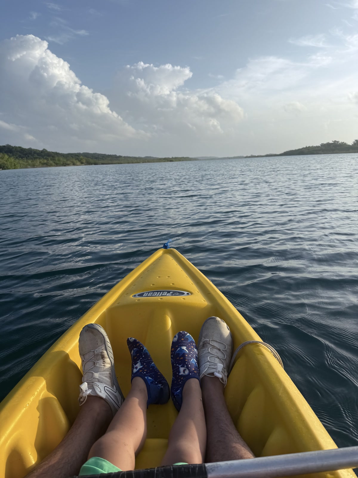 Kayaks amarillos junto al agua en Panto-ha
