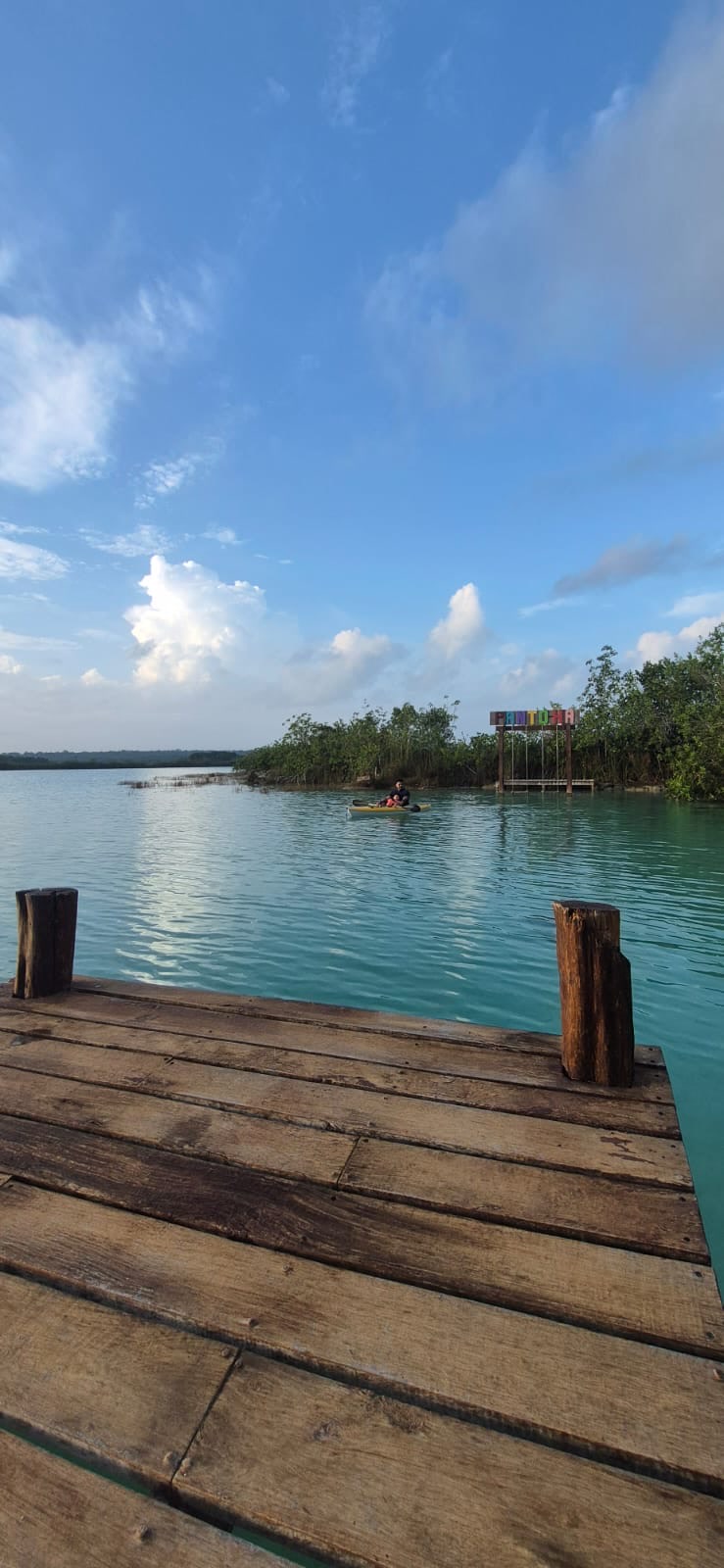 Laguna de Bacalar y letrero Panto-ha