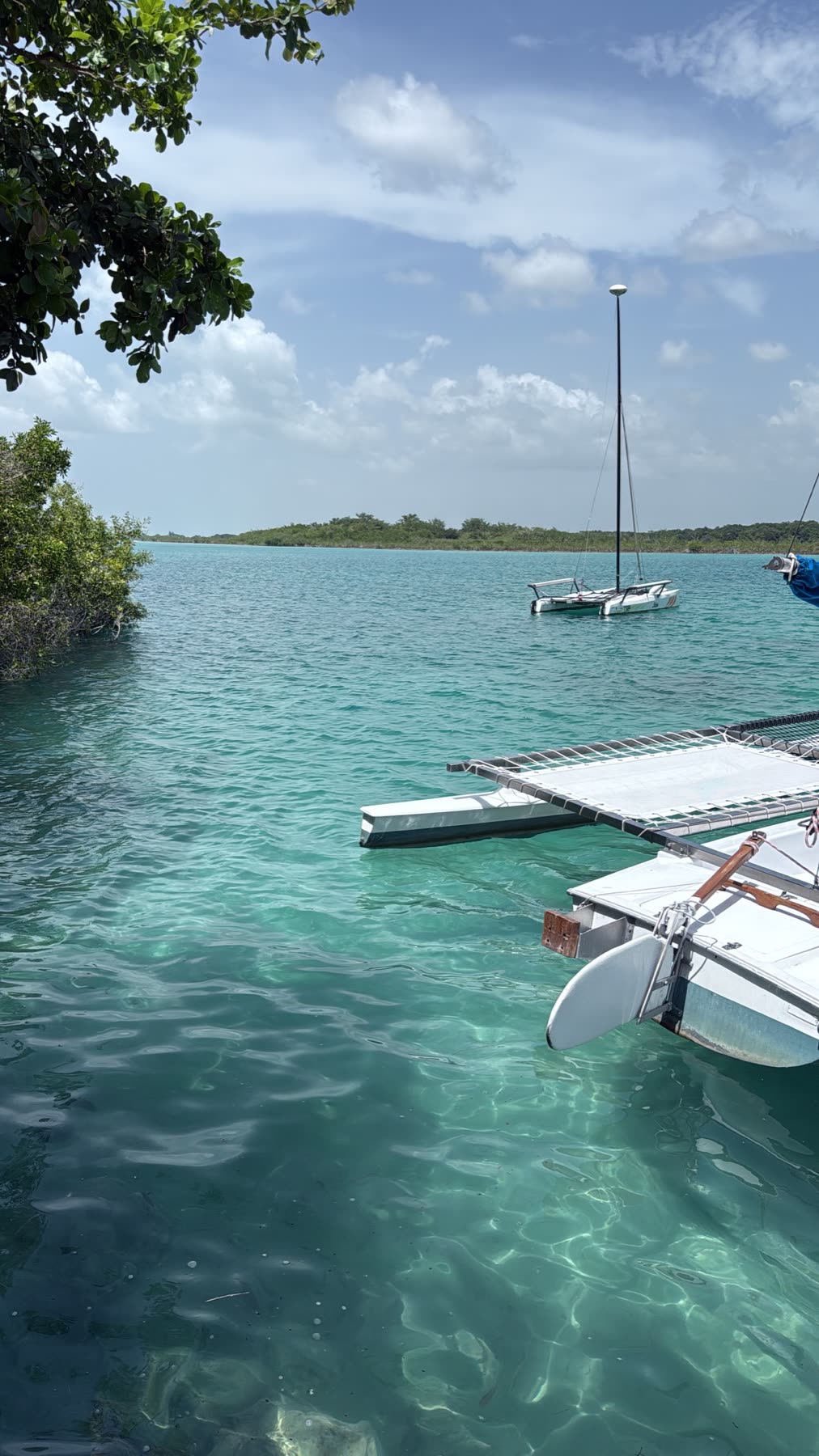 Laguna de Bacalar con agua clara y cielo abierto