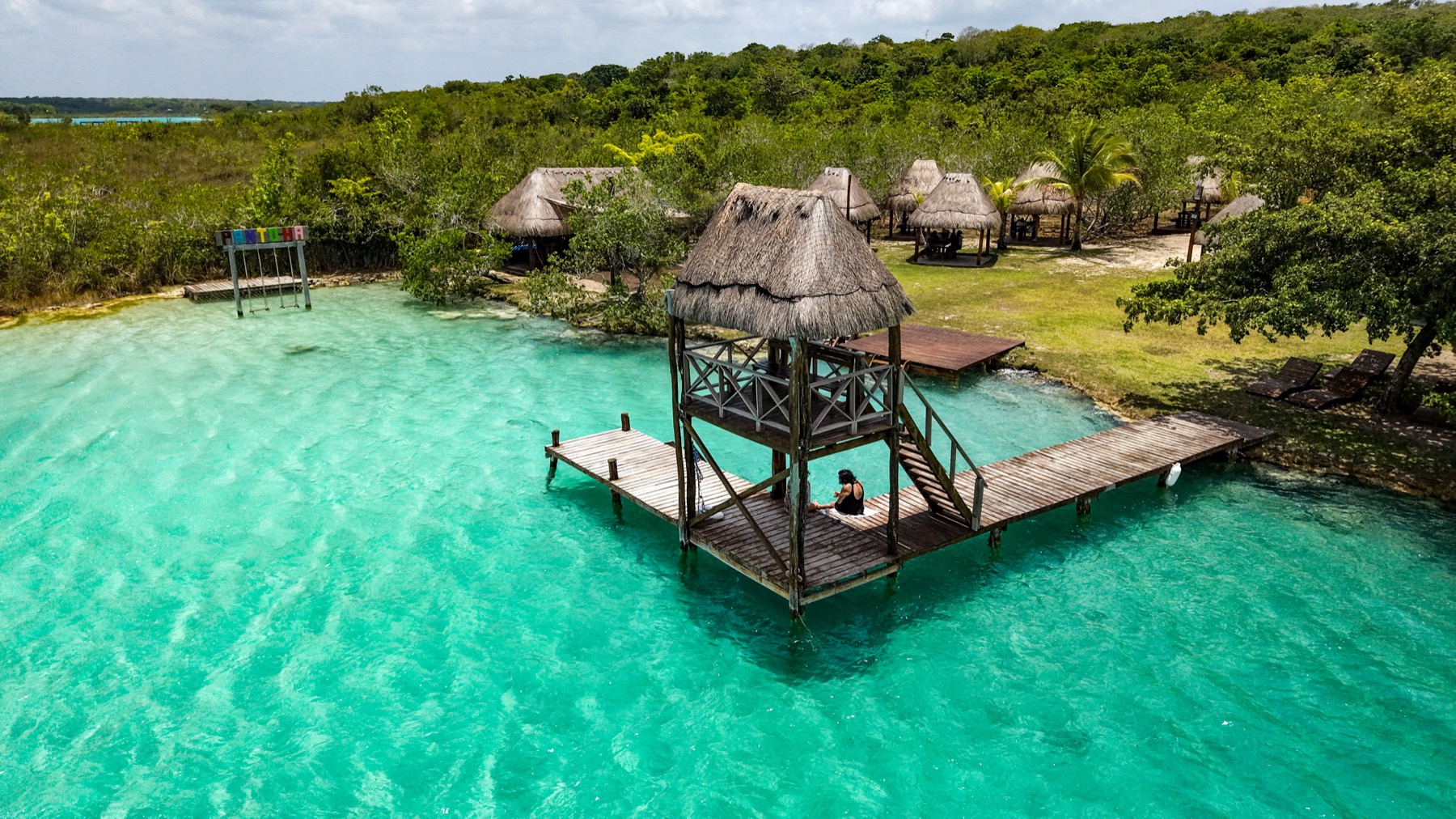 Puente doble altura de Panto-ha frente a la Laguna de Bacalar